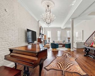 Gramercy Manor Triplex w Private Deck Garden - New York - Soggiorno