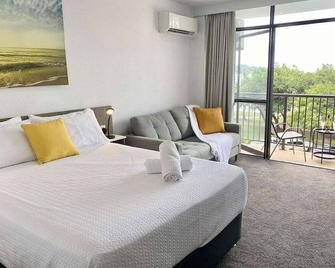 Gorgeous Waterfront Views - 212 Aquarius - Townsville - Bedroom