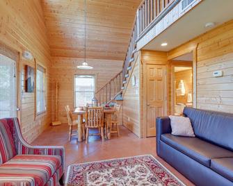 Lakefront Columbia Cabin with Porch and Shared Dock - Columbia - Living room