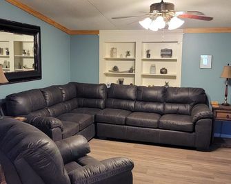 Whiskey Ridge Retreat a Cozy Pet and Family Friendly Getaway - Mena - Living room