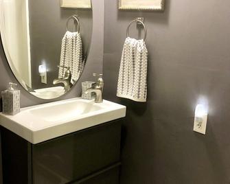 Nicely decorated 1 Bedroom 1 Bathroom Efficiency - Palm City - Baño