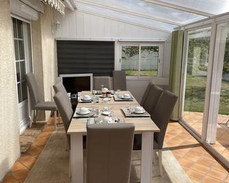B&B de Saint Come de Fresné - Saint-Côme-de-Fresné - Ruokailuhuone