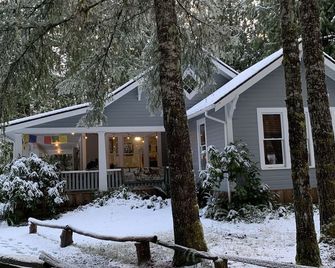 Mountain Meadows Inn & Chalet Suites - Ashford - Gebäude