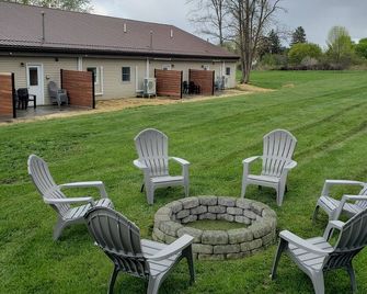 Freshly updated apartment with ample outdoor space - Burdett - Patio