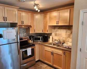 Steps from the BIG Dinosaur - Drumheller - Kitchen