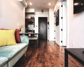 Spacious Boutique Apartment w/Laundry + Roof Deck + 5 min to Subway + Parking - Brooklyn - Sala de estar