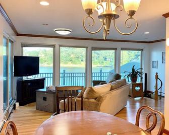 Beautiful Oceanfront House- Stunning Water Views - Harpswell - Pokój dzienny