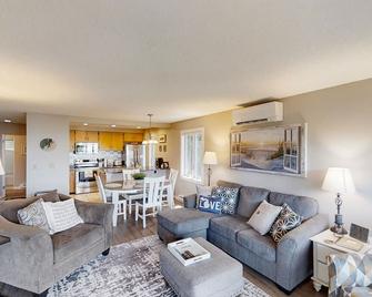 Ridge Top 21 22 - Glen Arbor - Living room