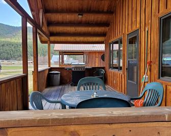 L Diamond E Guest Cabin #2. Rural Luxury close to everything. - Clinton - Patio