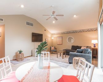 Serene single story, Grill, Fire Pit, fenced yard and Pet friendly stay - Cape May Court House