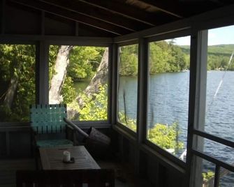 Private three season cabin nestled in woods on shore of pristine Maine lake - Farmington - Balcony