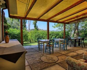 Alluring Villa in Ostra With Swimming Pool - Ostra Vetere - Patio