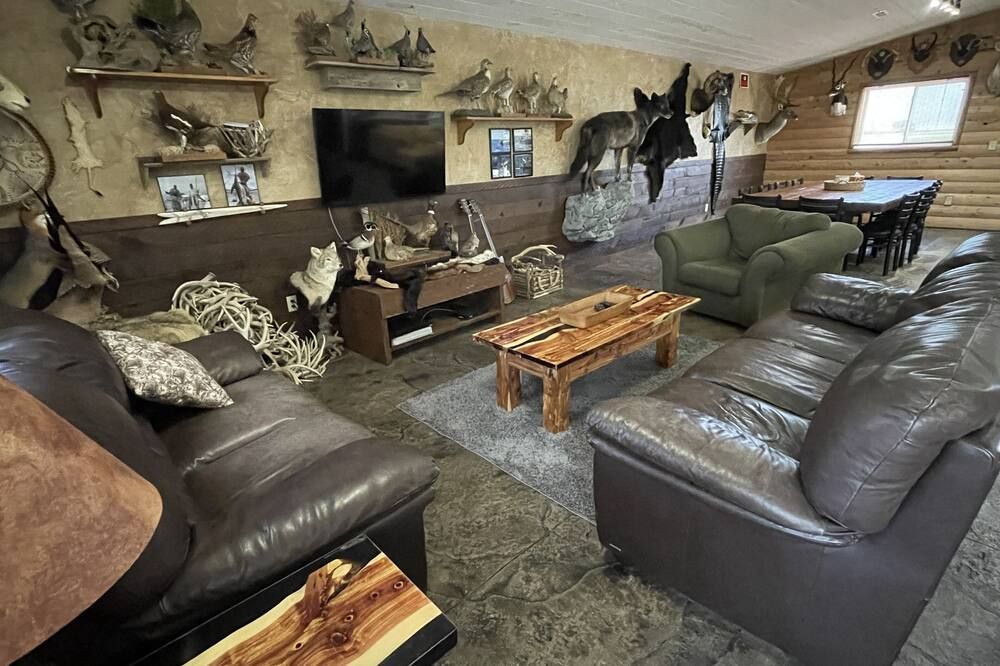 Family-friendly, quiet and peaceful acreage minutes from the Missouri River. - Chamberlain - Living room