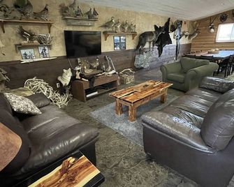 Family-friendly, quiet and peaceful acreage minutes from the Missouri River. - Chamberlain - Living room