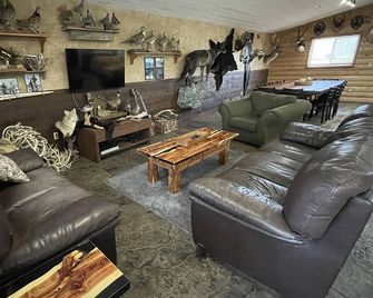 Family-friendly, quiet and peaceful acreage minutes from the Missouri River. - Chamberlain - Living room