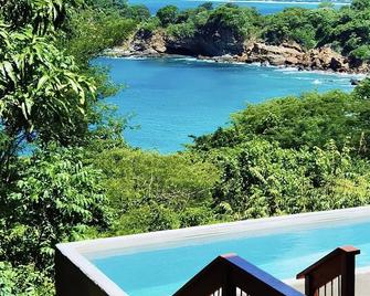 Aqua Oceanfront Hotel Resort - El Gigante - Piscina