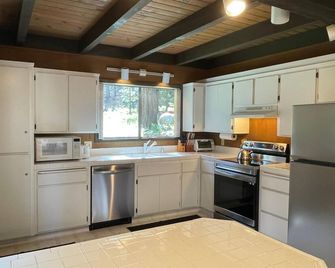 Fish Camp Cabin - Fish Camp - Kitchen