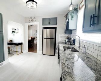 King Bed|firepit|central Ac - Alpena - Kitchen