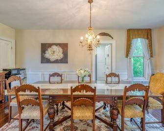 Historical Monroe Manor - Magnolia Room - South Haven - Essbereich