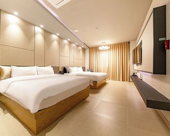 Yeosu Stay Hotel - Yeosu - Bedroom