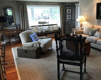 4 bedroom/ 2 Bath in exclusive Grove Beach Association Community... Central Air - Clinton - Living room