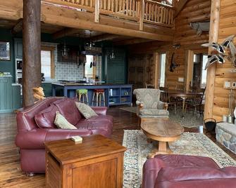 Stunning Log Cabin Getaway Near Lake Beulah Pool Tablegrill - Mukwonago - Living room