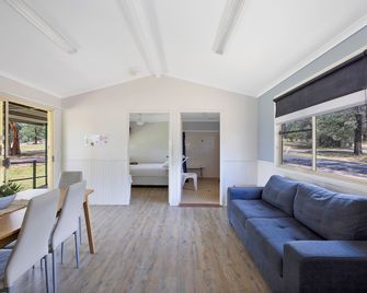 Relfections Holiday Parks Copeton Waters - Howell (Australien) - Wohnzimmer