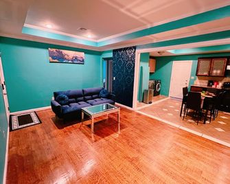 Pet friendly 2 bedroom house located in central Okc - Oklahoma City - Living room