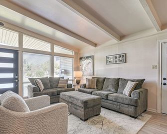 5 Mi to Texas City Dike & Beach! Family Hideaway - Texas City - Living room