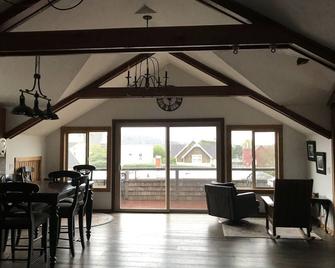 The Village Bungalow is a spacious second story one plus bedroom flat. - Mendocino - Dining room