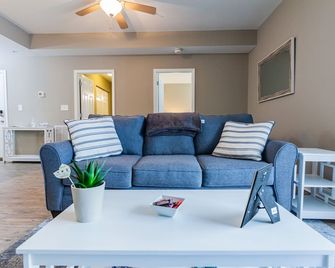 Modern Condo in the Heart of Downtown Greenville - Greenville - Living room
