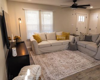 Charming Newly Renovated 2BR Farmhouse on 1 acre with Covered Parking and Wi-Fi. - Lumberton - Sala de estar