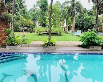 Airport Heritage Hotel - Negombo - Zwembad