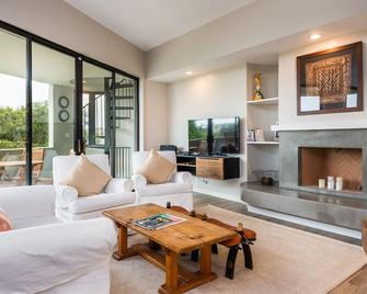 Steps to Beach - Padaro Lane Beach House - Carpinteria - Living room