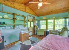 Riverfront Nature Getaway Near Downtown Pine City! - Pine City - Schlafzimmer