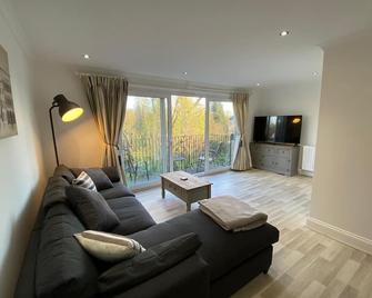 Penthouse Waterfront Apartment - St Neots - St. Neots - Living room