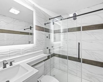 Hotel Opus Bronx Near Bay Plaza Mall - Bronx - Bathroom