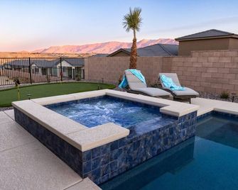 Lazy Boy Manor BL991940 by J and Amy - Mesquite - Piscina