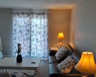 Executive 2BR Apartment | Walk to Hospitals | In-Unit Gym + Wi-Fi - Moncton - Sala de estar