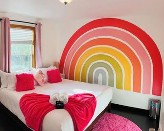 Cute Artsy7 Getaway, large parking, 20mins to OSU - Albany - Habitación