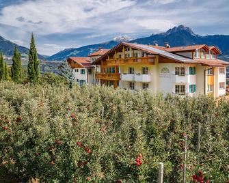 Landhaus Hotel Kristall - Marlengo - Gebouw