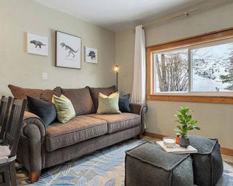 Triceratops Landing I Fire Place I Games I Netflix - Drumheller - Living room