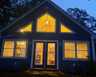 Enjoy amazing sunsets while steps from North Pond in this cozy 3-bedroom camp. - Smithfield - Building