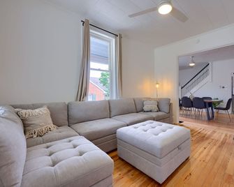Luxury Stay in Elizabethtown - Elizabethtown - Living room