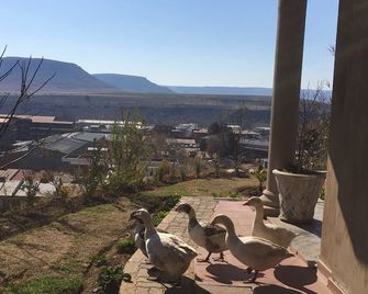 Noble Hearts Bed & Breakfast - Maseru - Balkón