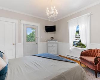 Studio 6 ~ 1 Bdrm W/ Private Bath & Balcony - Moncton - Bedroom
