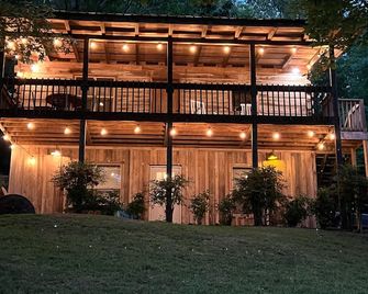 Cabin B at Smith Lake Alabama Cabins - Cullman - Building