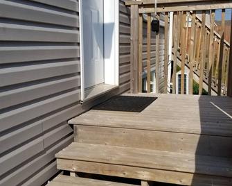 One bed apt w/ private bathroom (1) free charge (1) car parking. - Moncton - Balcony