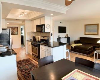 Central Palm Springs One Bedroom with Balcony & Pool - Palm Springs - Cucina