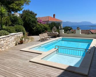Eco Sunshine Apartments Lumbarda - Lumbarda - Bể bơi